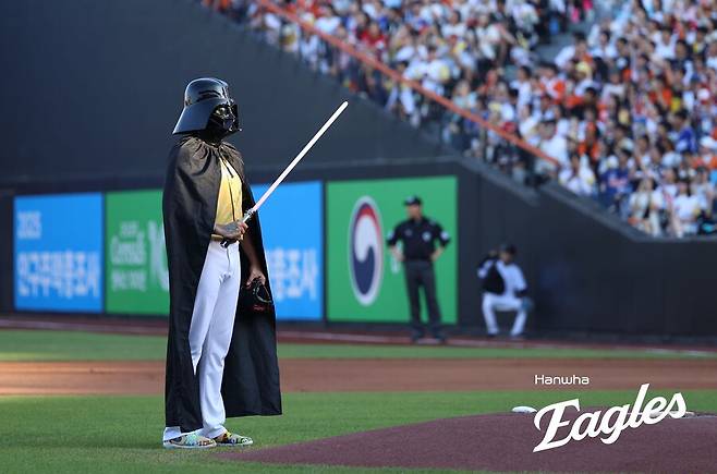 ▲ 다스 베이더가 된 코디 폰세. ⓒ 한화 이글스