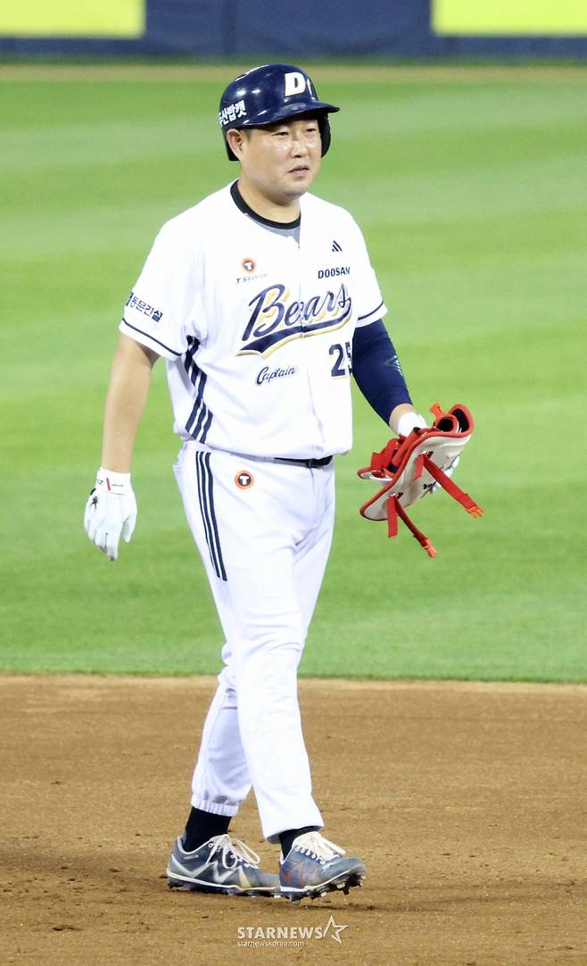 2025 신한 SOL Bank KBO리그 두산 베어스 대 LG 트윈스 경기가 27일 서울 잠실야구장에서 열렸다.  두산 양의지가 5회말 1사에서 중월 2루타를 날리고 출루한 후 미소짓고 있다. /사진=김진경 대기자
