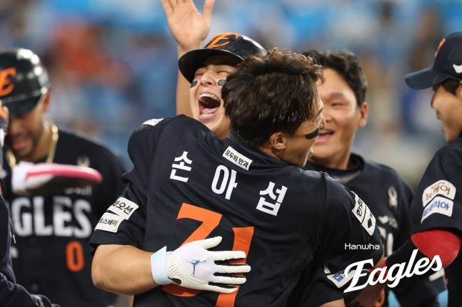 절친한 선후배 사이인 손아섭(오른쪽)과 포옹을 하는 노시환. /사진=한화 이글스 제공