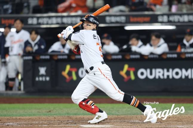 안타를 날리는 손아섭. /사진=한화 이글스 제공