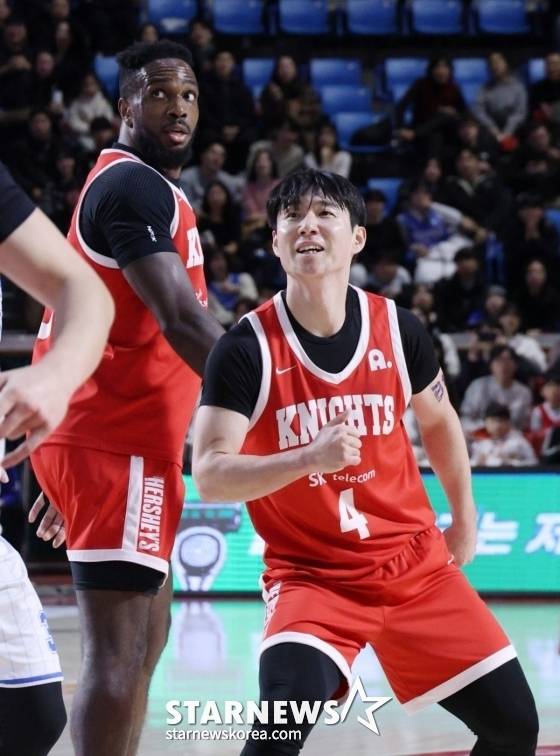 자밀 워니(왼쪽)와 김낙현. /사진=김진경 대기자