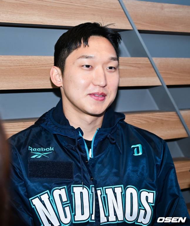 NC 구창모가 24일 인천국제공항에서 취재진과 인터뷰를 하고 있다.