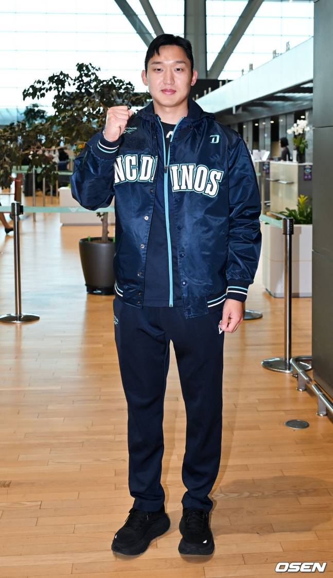구창모가 출국을 앞두고 포즈를 취하고 있다.