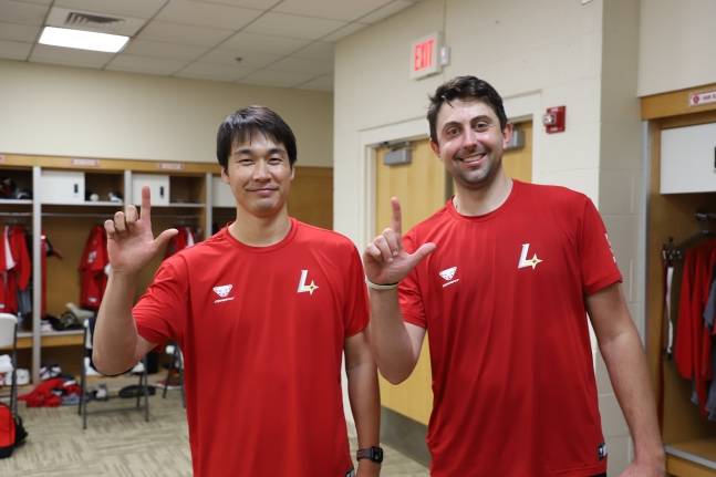 SSG 아시아쿼터 타케다(왼쪽)와 외국인 투수 베니지아노가 25일 플로리다 캠프에 합류해 함께 웃으며 포즈를 취하고 있다. /사진=SSG 랜더스 제공