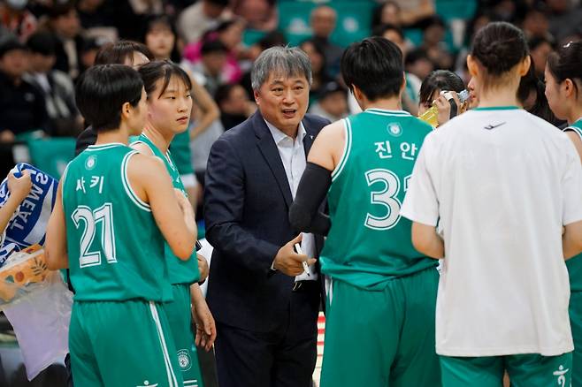 이상범(가운데) 하나은행 감독이 선수들에게 작전지시하고 있다. /사진=WKBL 제공