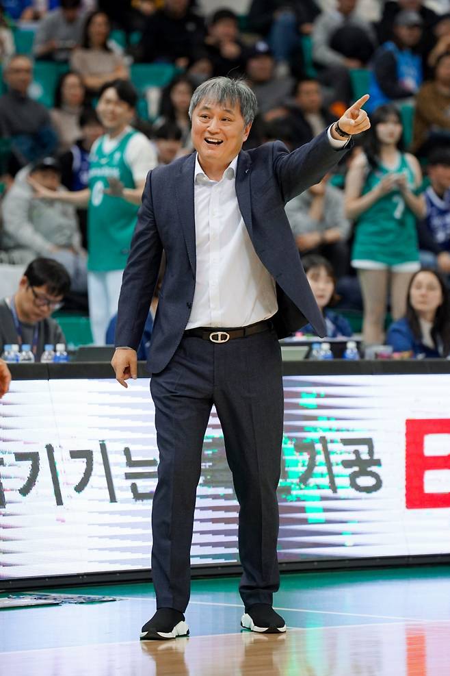 이상범 하나은행 감독이 손짓하고 있다. /사진=WKBL 제공