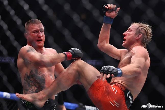 저스틴 게이치(왼쪽)와 패디 핌블렛의 라이트급 잠정 타이틀 매치 중. /AFPBBNews=뉴스1