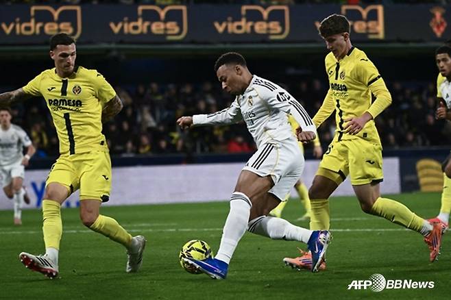 드리블하는 킬리안 음바페(가운데). /AFPBBNews=뉴스1