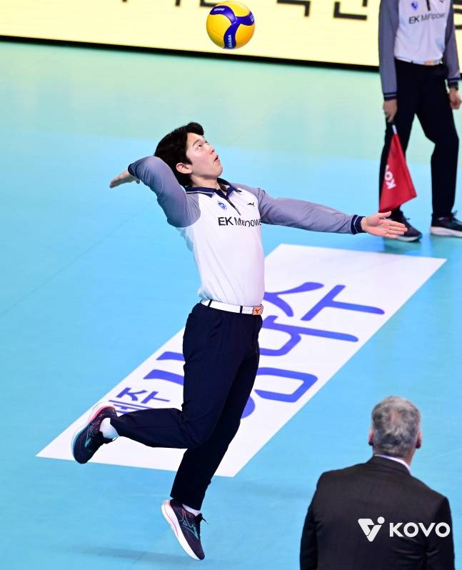송인석 심판이 선수로 나서 강스파이크를 날리고 있다. /사진=KOVO 제공
