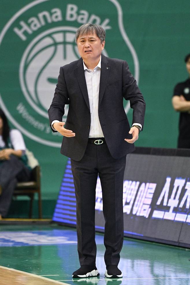 이상범 하나은행 감독이 25일 오후 4시 부천체육관에서 열린 BNK금융 2025~2026 여자프로농구 정규리그 4라운드 경기 중 얼굴을 찡그리고 있다. /사진=WKBL 제공