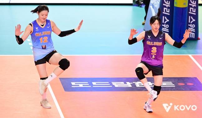 이다현(왼쪽)이 김다인과 함께 숏폼 컨텐츠 퍼포먼스를 펼치고 있다. /사진=KOVO 제공