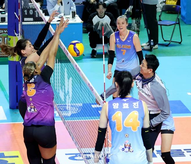 [카메라톡스]'송인석 주심에 레드카드, 판정은 심판 마음대로' 양효진의 무소불위 권력행사