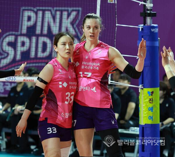 흥국생명 5연승 이끈 레베카 4라운드 MVP 선정 개인 첫 수상...사진은 레베카와 세터 이나연.