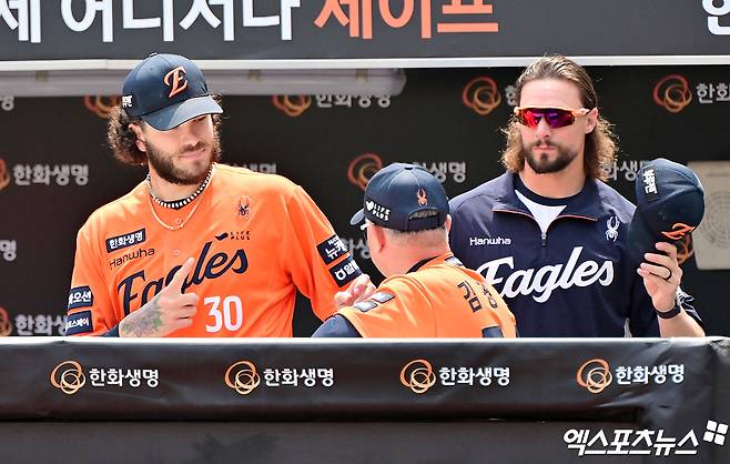 2025시즌 한화 이글스 원투 펀치로 활약했던 코디 폰세(왼쪽)와 라이언 와이스. 사진 엑스포츠뉴스 DB