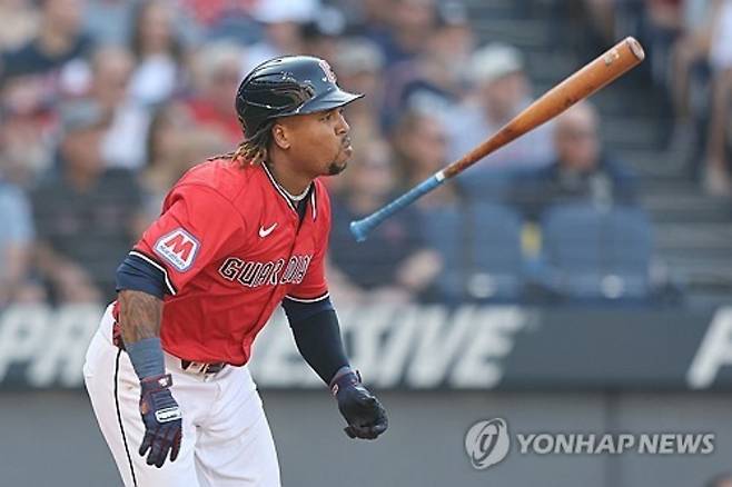 미국 메이저리그(MLB)를 대표하는 내야수 중 한 명인 호세 라미레즈가 7년 1억7500만달러(약 2545억원) 규모의 연장 계약에 합의했다. 라미레즈는 2026~2032년 매년 연봉 2500만 달러를 수령하고, 중 매 시즌 1000만 달러는 2036년부터 지급 유예된다. UPI 연합뉴스