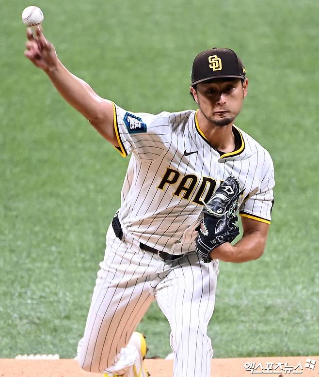 은퇴설에 휩싸인 일본인 투수 다르빗슈 유가 25일 자신의 SNS를 통해 소속팀 샌디에이고와 계약 해지에 관해 이야기를 나누고 있다고 밝혔다. 다만 은퇴설에 대해서는 선을 그었다. 현재 팔꿈치 재활에 전념하고 있으며  다시 투구할 수 있는 단계에 이르면 처음부터 시작한다는 각오로 경쟁할 것이라고 전했다. 엑스포츠뉴스 DB