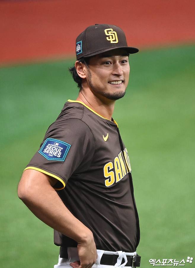 은퇴설에 휩싸인 일본인 투수 다르빗슈 유가 25일 자신의 SNS를 통해 소속팀 샌디에이고와 계약 해지에 관해 이야기를 나누고 있다고 밝혔다. 다만 은퇴설에 대해서는 선을 그었다. 현재 팔꿈치 재활에 전념하고 있으며  다시 투구할 수 있는 단계에 이르면 처음부터 시작한다는 각오로 경쟁할 것이라고 전했다. 엑스포츠뉴스 DB