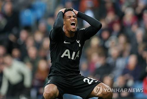 토마스 프랭크 토트넘 홋스퍼 감독이 경질 위기 속에서 치른 번리 원정에서 극적인 무승부를 거두며 힘겹게 자리를 보전했다. 토트넘은 25일(한국시간) 영국 랭커셔의 터프 무어에서 열린 2025-2026시즌 프리미어리그 23라운드 원정 경기에서 번리를 상대로 고전 끝에 2-2 무승부를 기록했다. 연합뉴스