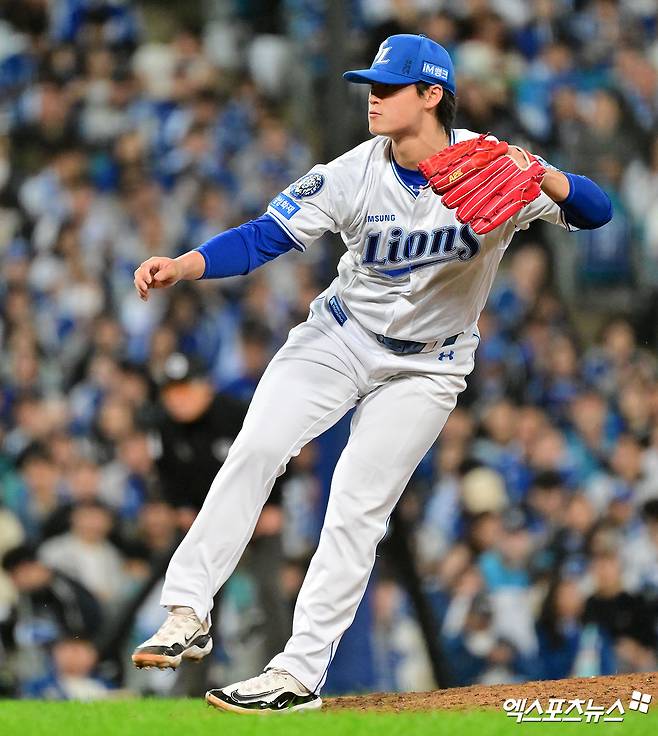 22일 오후 대구삼성라이온즈파크에서 열린 '2025 신한 SOL Bank KBO 포스트시즌' 한화 이글스와 삼성 라이온즈의 플레이오프 4차전 경기, 8회초 삼성 이호성이 공을 힘차게 던지고 있다. 엑스포츠뉴스 DB