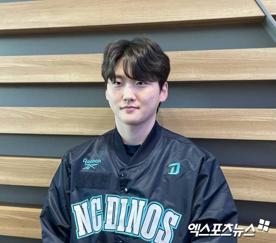 24일 인천국제공항을 통해 스프링캠프행 비행기에 오른 NC 다이노스 전사민이 출국 전 취재진과 인터뷰에 응하고 있다. 인천공항, 김유민 기자