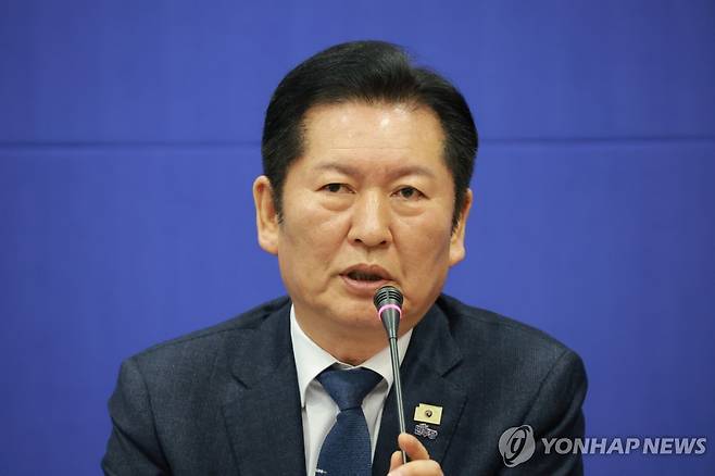 민주당 충북 현장 최고위에서 발언하는 정청래 대표 (진천=연합뉴스) 신현우 기자 = 더불어민주당 정청래 대표가 23일 충북 진천 국가대표선수촌에서 열린 현장 최고위원회의에 참석해 발언하고 있다. 2026.1.23 nowwego@yna.co.kr