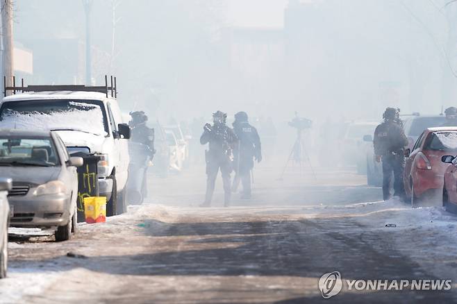 최루 가스 살포된 미네소타주 미니애폴리스 거리 24일(현지시간) 미국 연방 요원에 의한 두 번째 총격 사망 사건이 발생한 미네소타주 미니애폴리스 거리에 최루 가스가 살포되고 있다. [AP=연합뉴스]