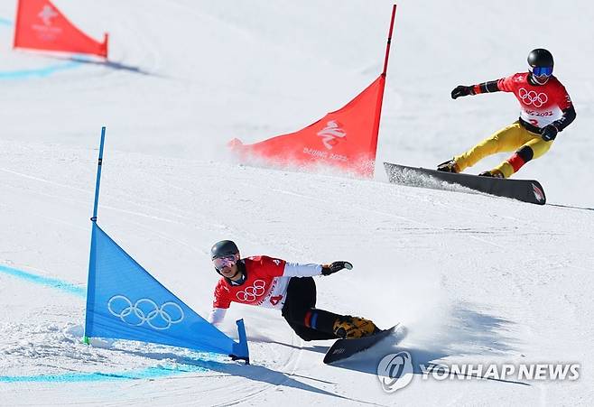 [올림픽] 빠른 '배추보이' (장자커우[중국]=연합뉴스) 한종찬 기자 = '배추보이' 이상호가 8일 중국 허베이성 장자커우 겐팅 스노우파크에서 열린 2022 베이징 동계올림픽 스노보드 남자 평행대회전 예선에서 질주하고 있다. 뒤는 독일의 슈테판 바우마이스터. 2022.2.8 saba@yna.co.kr