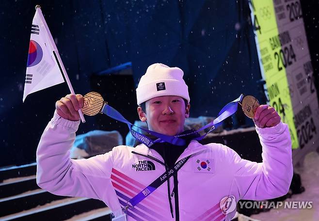 이채운, 내가 2관왕이다 (강릉=연합뉴스) 양지웅 기자 = 1일 강원 강릉시 올림픽파크 특설무대에서 열린 2024 강원 동계청소년올림픽 대회 폐회식에서 스노보드 2관왕을 차지한 대한민국 이채운이 양손으로 금메달을 들어 보이고 있다. 2024.2.1 yangdoo@yna.co.kr