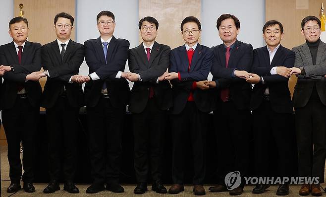 행정통합위해 손 맞잡은 대구·경북 (안동=연합뉴스) 김현태 기자 = 20일 오후 경북 안동시 경상북도청에서 열린 대구·경북 행정통합 추진협의 회의에서 이철우 경북지사와 김정기 대구시장 권한대행 행정부시장 등 참석자들이 손을 맞잡고 있다. 2026.1.20 mtkht@yna.co.kr