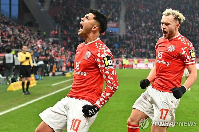 페널티킥 쐐기골 넣고서 기뻐하는 아미리(왼쪽) [AP=연합뉴스]