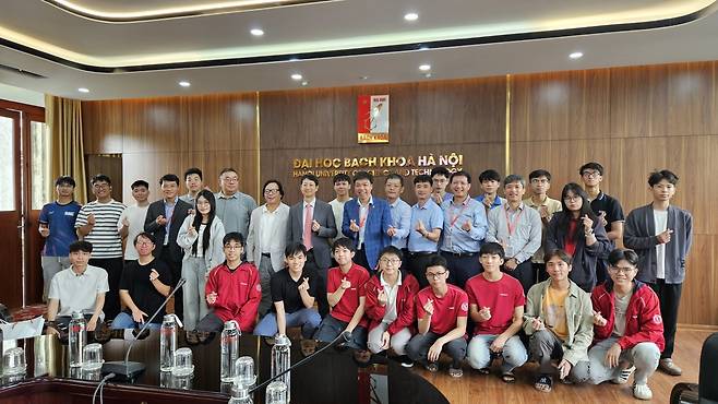 작년 10월 베트남 하노이과기대 방문해 학생들 만난 서울대 교수들의 모습 [서울대학교 공과대학 제공. 재판매 및 DB 금지]