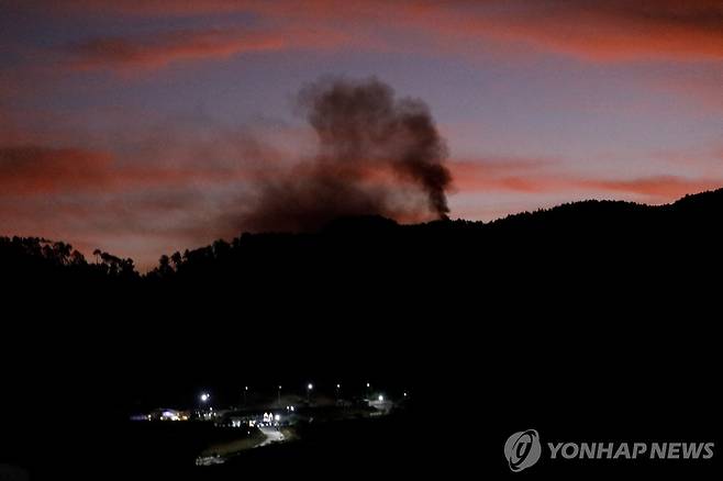 마두로 체포작전 당시 불꺼진 수도 카라카스에 연기가 피어오르는 모습 [로이터 연합뉴스 자료사진]