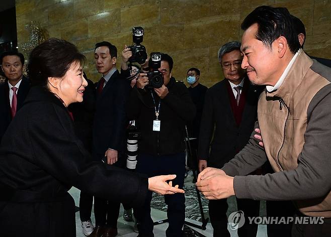 박근혜 전 대통령, 단식 중인 장동혁 대표와 인사 (서울=연합뉴스) 이동해 기자 = 박근혜 전 대통령이 22일 국회 로텐더홀 단식 농성장에서 통일교·공천헌금 '쌍특검' 수용을 요구하며 여드레째 단식 중인 국민의힘 장동혁 대표를 방문해 인사하고 있다. 2026.1.22 [공동취재] eastsea@yna.co.kr
