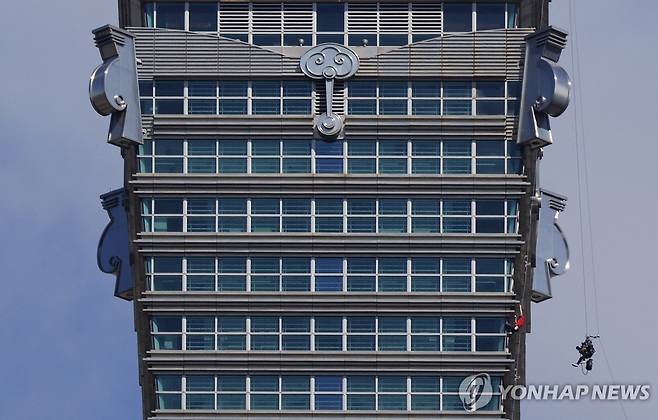 타이베이 101 빌딩 올라가는 혼널드 [로이터=연합뉴스. 재판매 및 DB 금지]