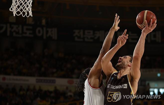 LG 마레이 '슛' (창원=연합뉴스) 김동민 기자 = 25일 경남 창원체육관에서 열린 2025-2026 LG전자 프로농구 정규리그 창원 LG 세이커스와 안양 정관장 레드부스터스의 경기. LG 아셈 마레이가 슛하고 있다. 2026.1.25 image@yna.co.kr