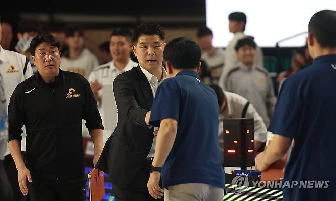 악수 (창원=연합뉴스) 김동민 기자 = 25일 경남 창원체육관에서 열린 2025-2026 LG전자 프로농구 정규리그 창원 LG 세이커스와 안양 정관장 레드부스터스
의 경기 종료 후 LG 조상현 감독과 정관장 유도훈 감독이 악수하고 있다. 2026.1.25 image@yna.co.kr