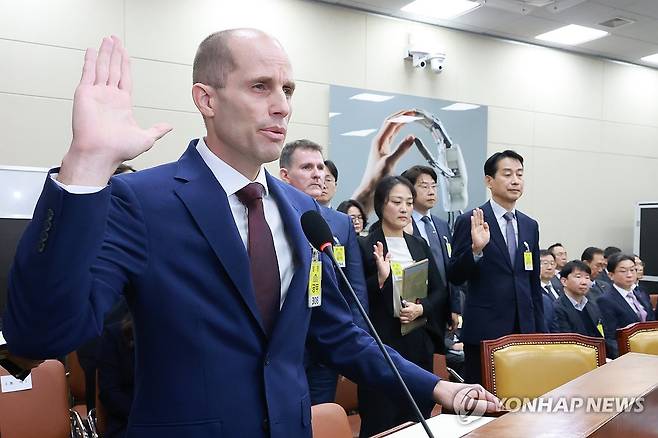 증인 선서하는 로저스 쿠팡 대표 (서울=연합뉴스) 신현우 기자 = 2025년 12월 30일 국회에서 열린 쿠팡 침해사고 및 개인정보 유출, 불공정 거래, 노동환경 실태 파악과 재발 방지 대책 마련을 위한 청문회에서 해롤드 로저스 쿠팡 대표이사가 증인 선서하고 있다. [연합뉴스 자료사진]