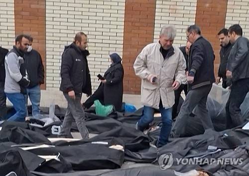 이란 법의학 센터에서 유족들이 시신 더미 속 가족을 찾는 모습 [AFP 연합뉴스 자료사진. 재판매 및 DB 금지]