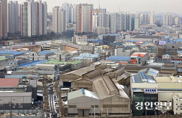 준공된 지 30년 이상 지난 인천 노후산단들은 편의점·식당 등을 설치할 수 있는 편의시설용지 면적이 매우 부족하다. 26일 오전 인천 미추홀구 주안국가산업단지에 위치한 공장들이 가동되고 있는 모습. 2026.1.26 /김용국기자 yong@kyeongin.com