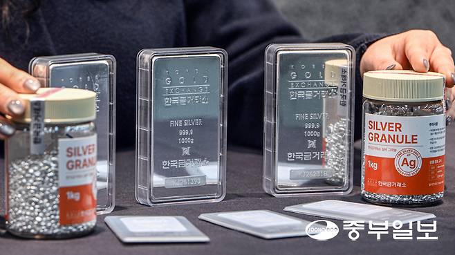 최근 안전 자산에 대한 투자 열기가 지속되면서 국제 은 가격이 사상 최초로 온스 당 100 달러를 돌파한 가운데 26일 오후 수원시 장안구 한국금거래소 골드쉘 수원장안점에서 관계자가 은 관련 제품들을 선보이고 있다. 임채운기자