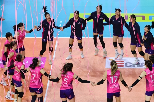 14일 인천 삼산월드체육관에서 열린 프로배구 V리그 여자부 흥국생명과 한국도로공사의 경기. 세트스코어 3-1로 승리한 흥국생명 선수들이 기뻐하고 있다. 연합