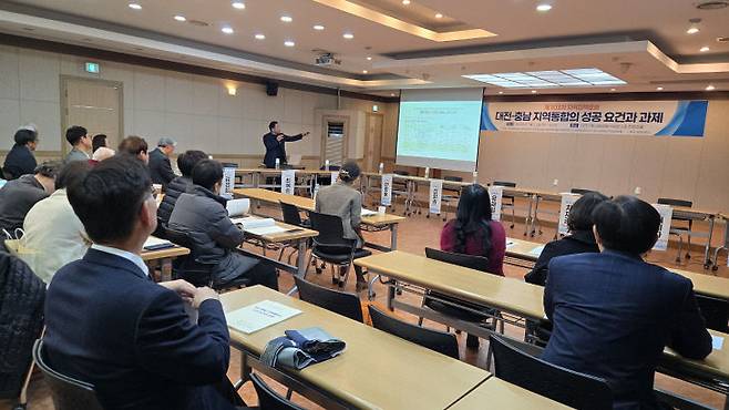 차재권 부경대 교수가 발제하고 있다,