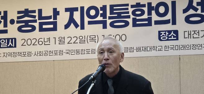 박동일 목요언론인클럽 회장이 환영사하고 있다.,