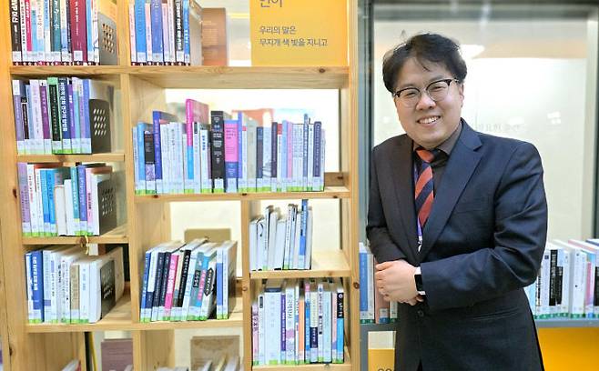 세종시청 내 AI 전문 공직자로 통하는 석명섭 세종시 미래산업과 주무관이 미소를 짓고 있다. /사진=이은지 기자