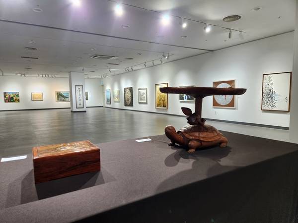 2월 12일까지 경남문화예술회관 제1·2전시실 전관에서 <2026 경남원로작가 특별기획전-끝없는 열정과 여정>이 열린다. /류민기 기자