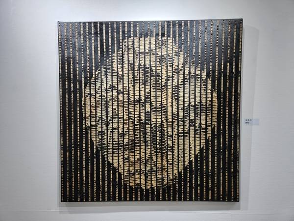 2월 12일까지 경남문화예술회관 제1·2전시실 전관에서 <2026 경남원로작가 특별기획전-끝없는 열정과 여정>이 열린다. 김동귀 작 '달항아리'./ 류민기 기자