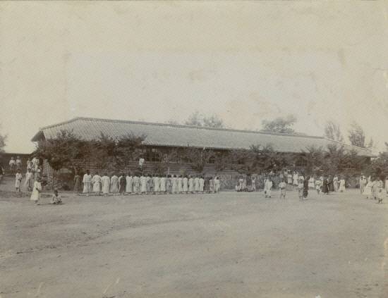 진주초등학교의 전신인 1906년 공립진주보통학교 시절 학교 건물. 진주성 내에 위치했었다. 제공=진주교육청