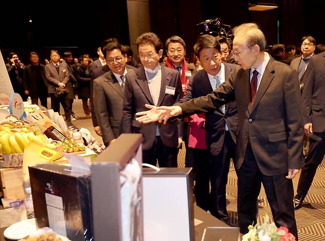이명박 전 대통령이 내빈들과 포항산 바나나와 한라봉 등 특산물에 관심을 표했다. /이용선기자 photokid@kbmaeil.com