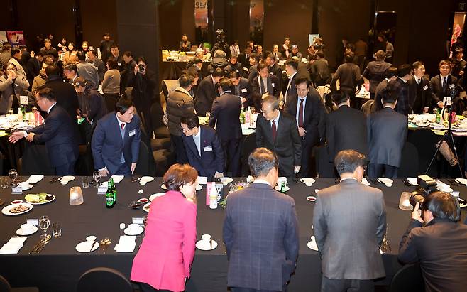 각계각층에서 활동 중인 출향인과 포항에서 참석한 내빈들이 함께 건강과 행운을 기원하는 새해 인사를 하고 있다. /이용선기자