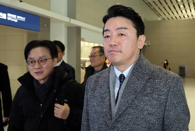 강훈식 대통령비서실장과 김정관 산업통상부 장관이 26일 오전 인천공항에서 잠수함 사업 등 방산협력 논의를 위해 캐나다로 출국하고 있다. 뉴스1